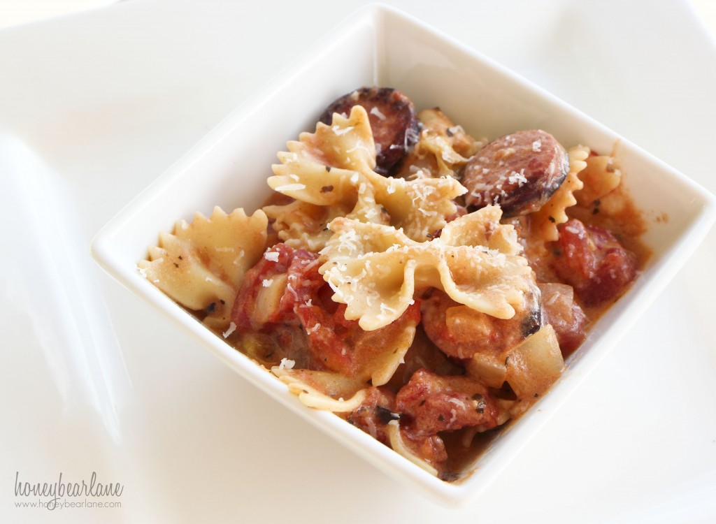 farfalle paste with tomato and artichoke