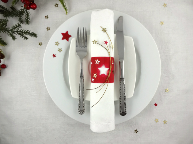 These gorgeous farmhouse style Christmas decor ideas are sure to make your home space look stunning and rustic this winter!