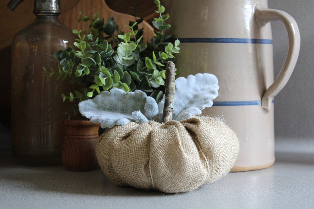 These simple ways to decorate for fall will have your home looking beautiful and cozy!
