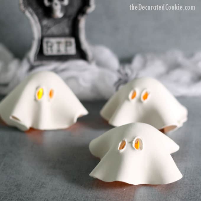 These easy Halloween decorations take 10 minutes or less! Have your home looking spooky in no time! 