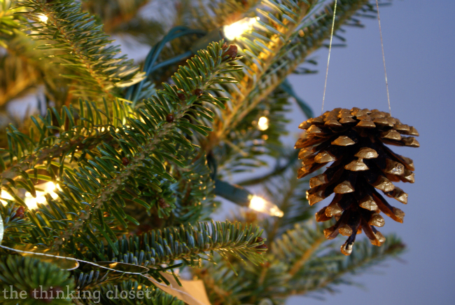 These beautiful farmhouse style inspired DIY ornaments are easy to make and add a cozy touch to any home!