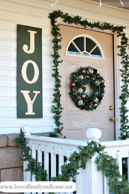 These stunning farmhouse style Christmas porches will inspire you to create beautiful farmhouse style decor of your own!