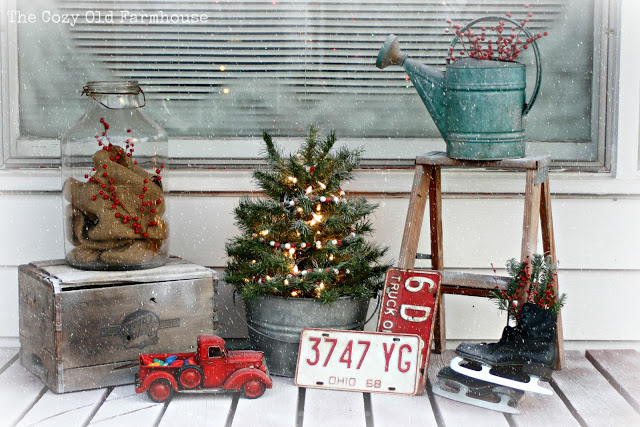 25 Beautiful Farmhouse Christmas Porches - Honeybear Lane