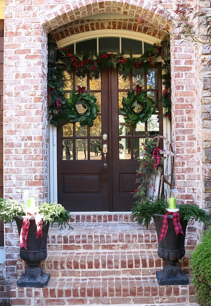 These stunning farmhouse style Christmas porches will inspire you to create beautiful farmhouse style decor of your own!