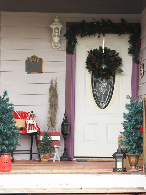 These stunning farmhouse style Christmas porches will inspire you to create beautiful farmhouse style decor of your own!