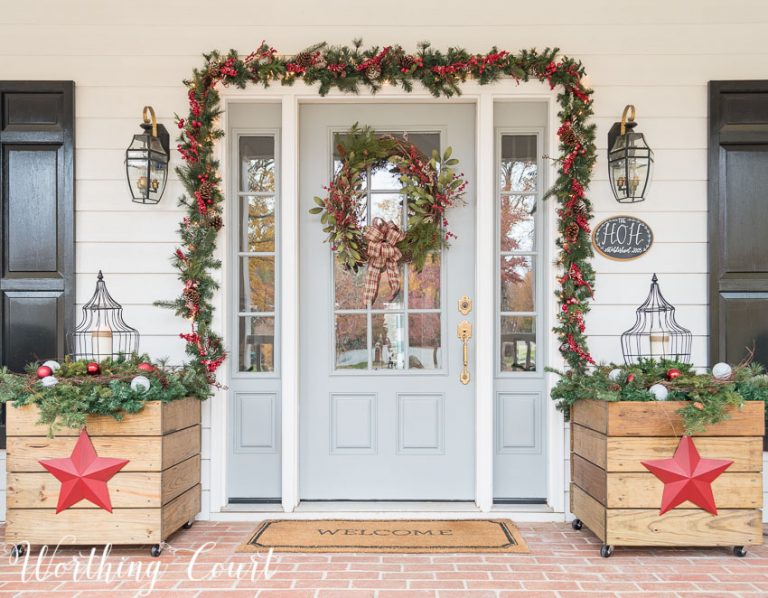 25 Beautiful Farmhouse Christmas Porches