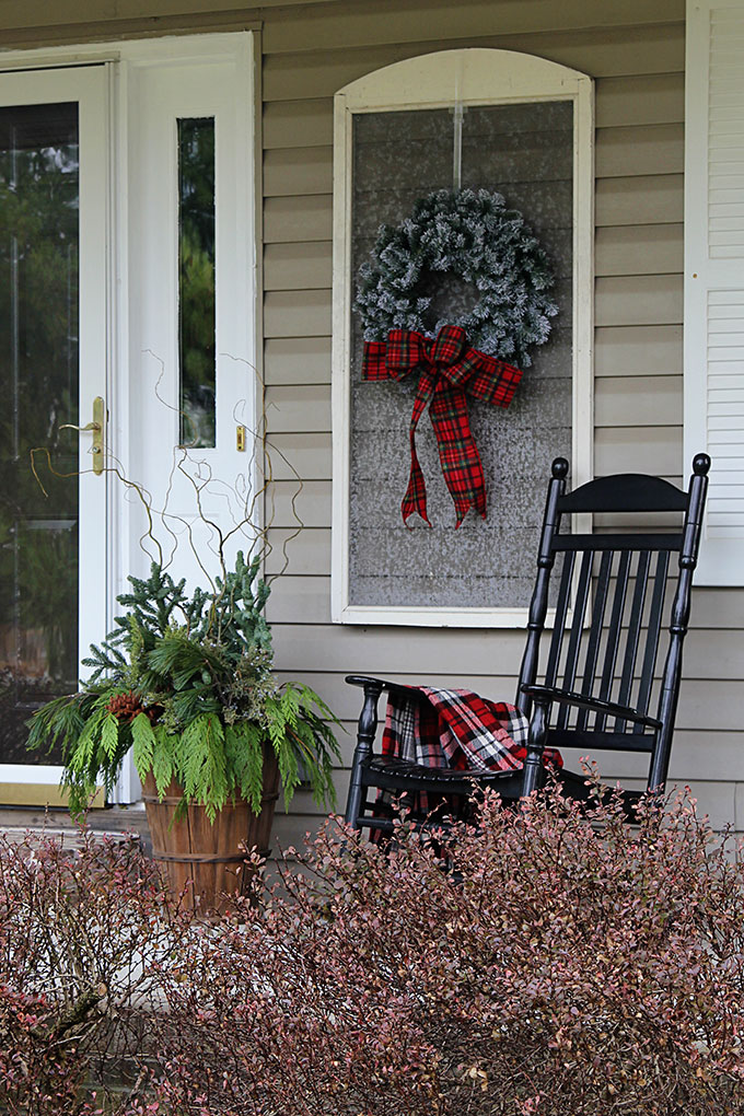 25 Beautiful Farmhouse Christmas Porches - Honeybear Lane