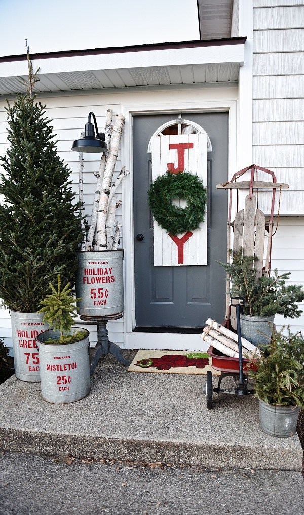 These stunning farmhouse style Christmas porches will inspire you to create beautiful farmhouse style decor of your own!