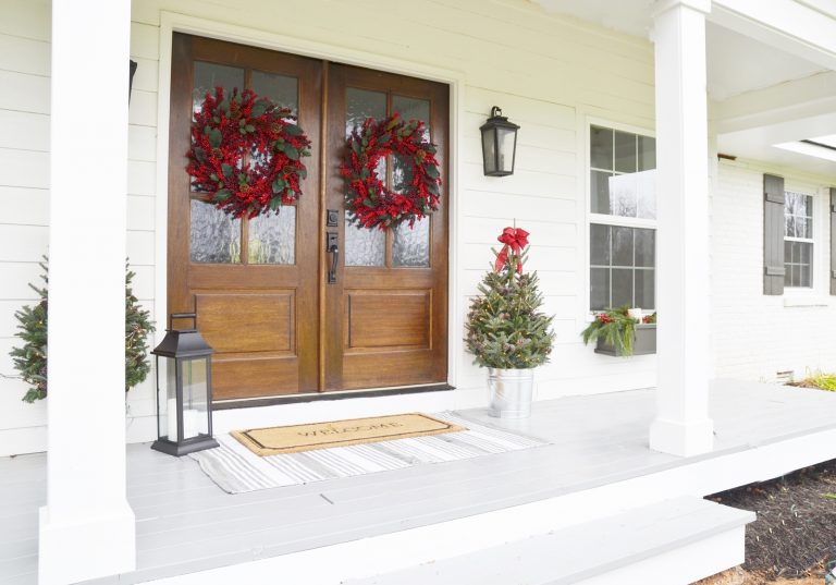 These stunning farmhouse style Christmas porches will inspire you to create beautiful farmhouse style decor of your own!